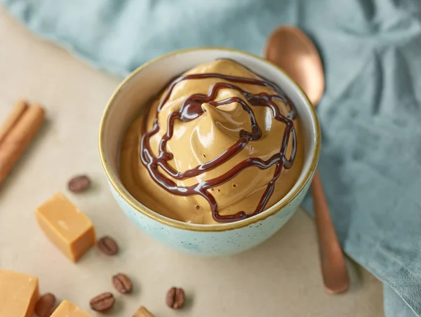 Whipped Caramel Coffee Mousse Cream Dessert Kitchen Table — Stockfoto