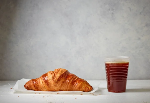 Vers Gebakken Croissant Neem Plastic Koffiebeker — Stockfoto