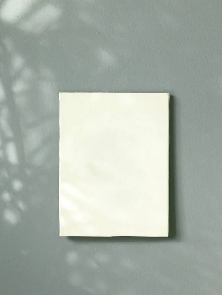 Κενό Λευκό Πλαίσιο Γκρι Φόντο Τοίχου — Φωτογραφία Αρχείου