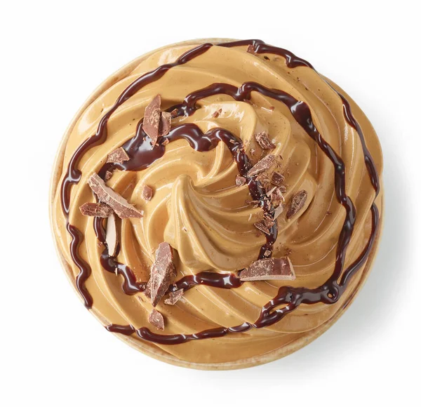 一碗搅拌焦糖和咖啡慕斯奶油甜点 装饰有独立于白色背景的巧克力 — 图库照片