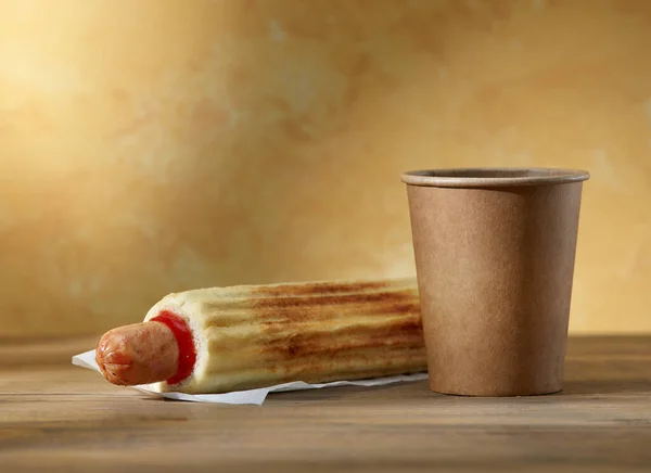 Hot Dog Filiżanka Kawy Żółtym Tle — Zdjęcie stockowe