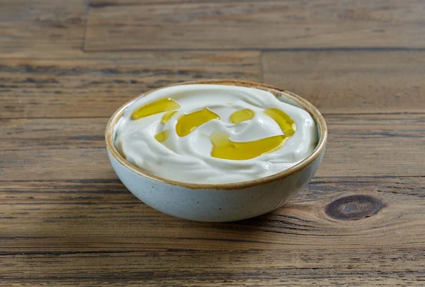 Bowl Sour Cream Greek Yogurt Decorated Olive Oil Wooden Kitchen — Fotografia de Stock