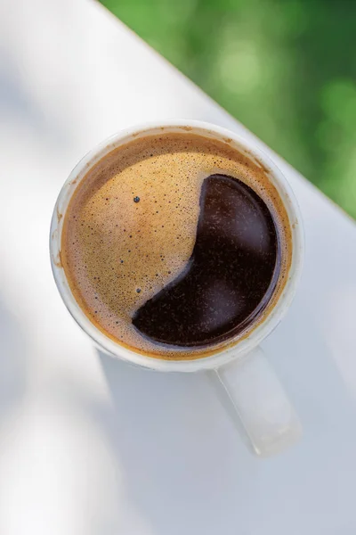 Cup Coffee White Table Garden Top View Selective Focus — Fotografia de Stock