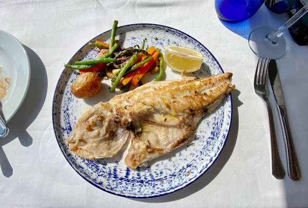 Teller Mit Gegrilltem Fisch Und Gemüse Auf Restauranttisch Blick Von — Stockfoto