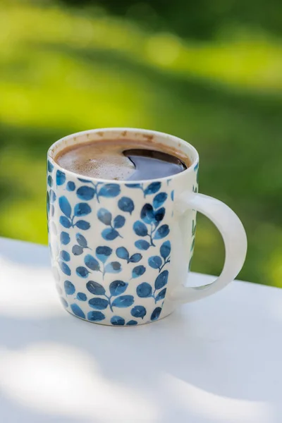 Cup Coffee White Table Garden Selective Focus — Foto Stock
