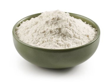 Beyaz arka planda izole edilmiş yeşil seramik kasede un