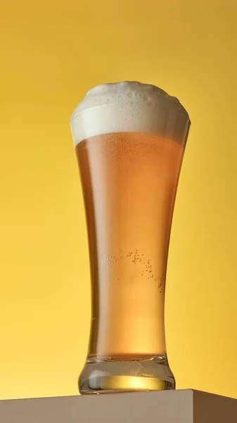 Vaso Cerveza Sobre Fondo Amarillo —  Fotos de Stock