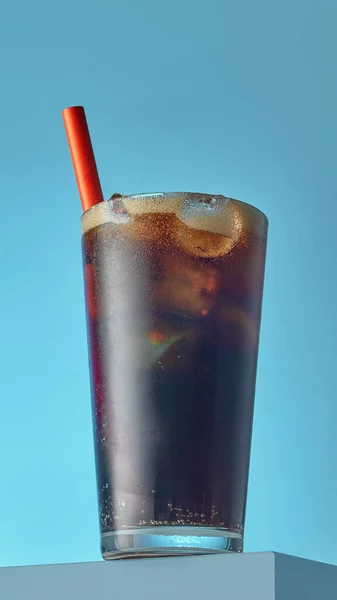 Glas Van Iced Cola Blauwe Achtergrond — Stockfoto