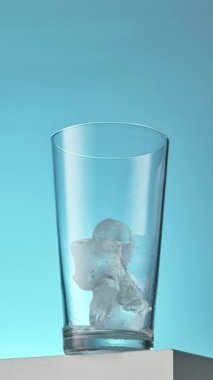 dikey biçim, mavi arkaplanda cama dökülen kolanın hareket hareketini durdur