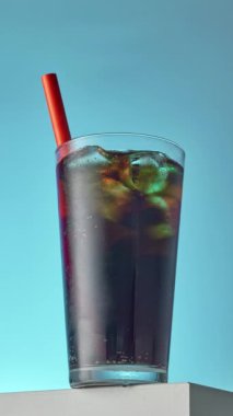 dikey biçim, mavi arkaplanda buz küpleri camlı kola hareketini durdur