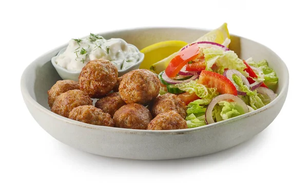 Assiette Boulettes Viande Salade Légumes Sauce Grecque Tzatziki Isolée Sur — Photo