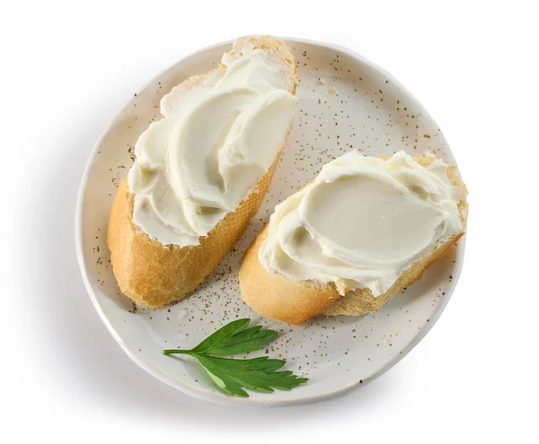 面包片 盘上有奶油奶酪 与白色背景隔离 顶部视图 — 图库照片