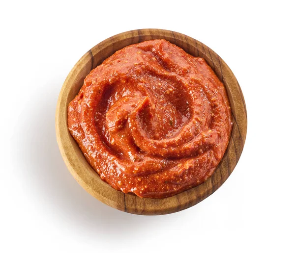 一碗希腊风格的西红柿和红辣椒酱汁 独立于白色背景 顶部视图 — 图库照片