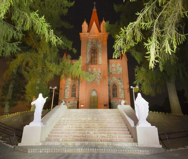 Gotische kerk in de nacht, Litouwen — Stockfoto