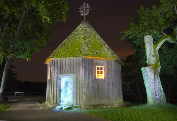 Сказочный дом ночью — стоковое фото