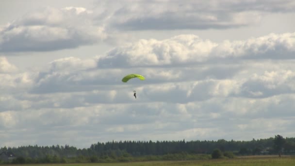 Parachutist landing — Stockvideo