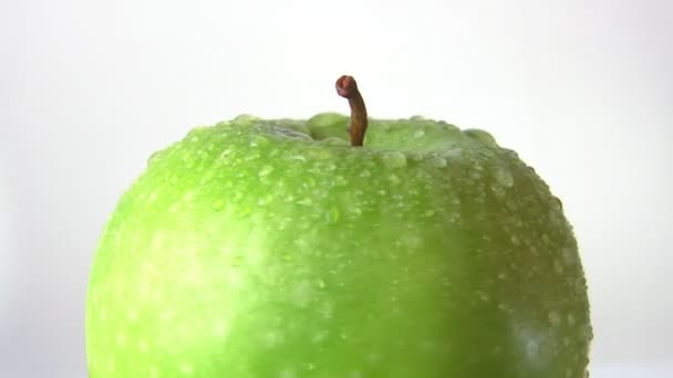 Zelené jablko, otáčí — Stock video