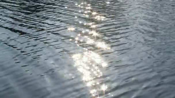 La luce del sole riflette e brilla fuori dall'acqua calma — Video Stock