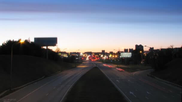 Gece timelapse sahne ışıkları ve araç trafiğinin — Stok video