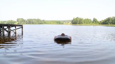 Salıncaktaki çocuk