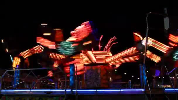 Spinnen carrousel in nacht — Stockvideo