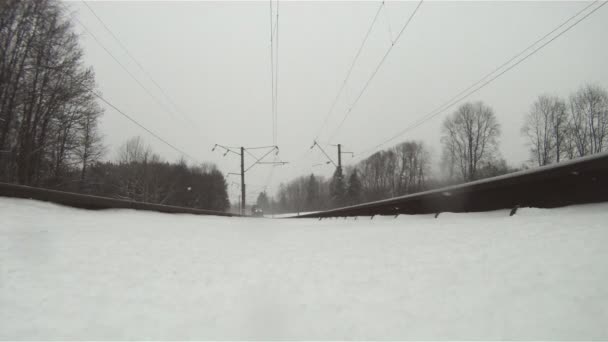 Vlak v zimě, pohled zespodu — Stock video