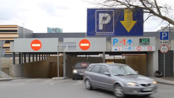 Entrar en el aparcamiento subterráneo, timelapse — Vídeo de stock