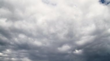 Gökyüzündeki bulutlar zaman ayarlı