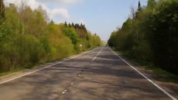 Conduire sur la route de campagne 