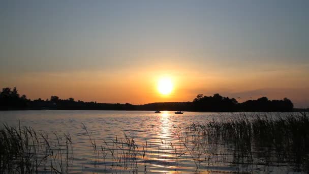 Puesta de sol en el lago — Vídeo de stock