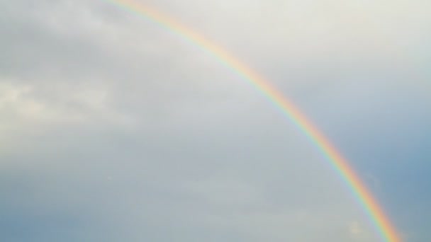arc-en-ciel dans le ciel, timelapse 