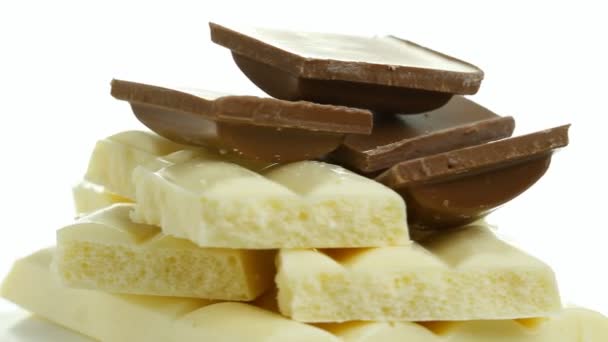 Chocolate rota un blanco — Vídeos de Stock