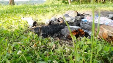 Ormanın içinde çöp