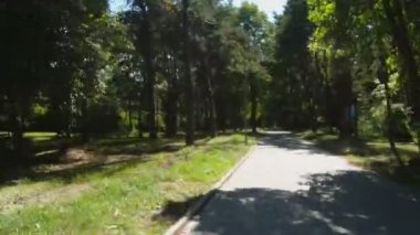 Parkta bisiklet sürmek