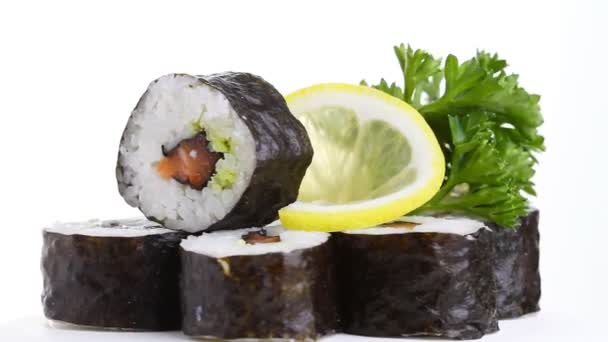 Sushi sobre blanco — Vídeo de stock