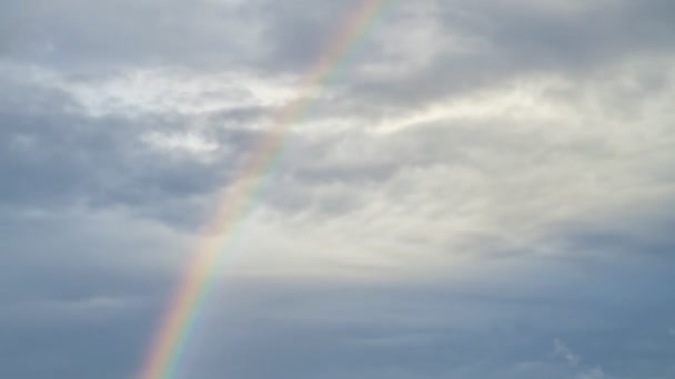 arc-en-ciel dans le ciel, timelapse 