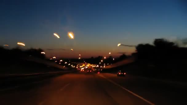 Nachts durch die Stadt fahren — Stockvideo