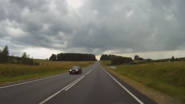 Estrada com nuvens de trovão — Vídeo de Stock