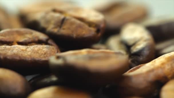 Granos de café giran — Vídeo de stock