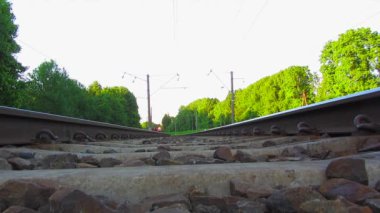 tren, aşağıdan göster