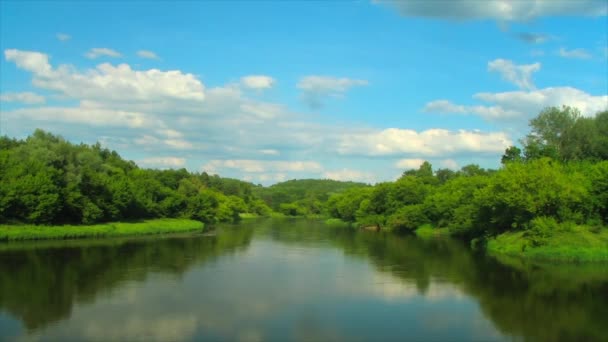 nuages sur la rivière d'été, timelapse 