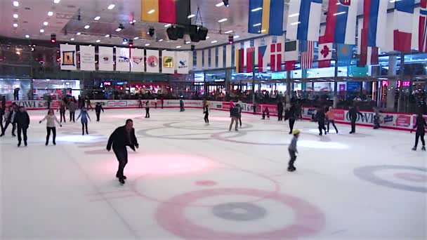 Patinagem em uma pista de patinação — Vídeo de Stock