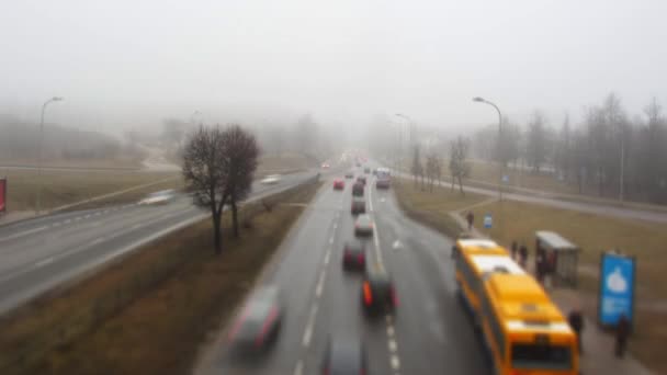 Tráfico matutino en la niebla, lapso de tiempo, cambio de inclinación — Vídeo de stock