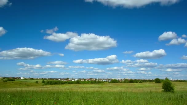 Nuvens paisagem e aldeia — Vídeo de Stock