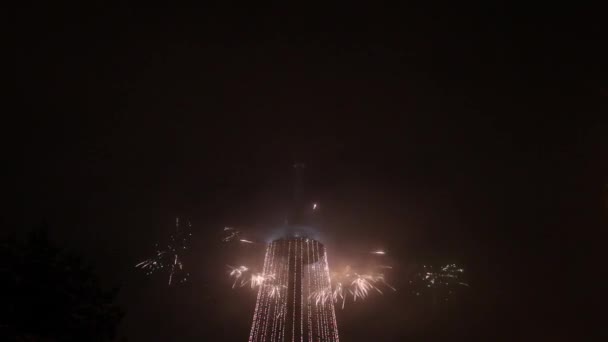 Lituania, Torre de televisión de vilnius con fuegos artificiales — Stockvideo