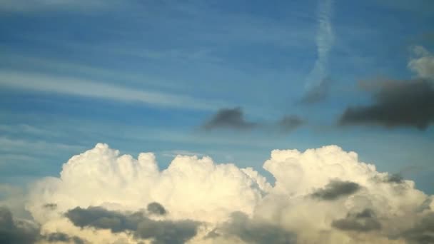 Nuvens no céu — Vídeo de Stock