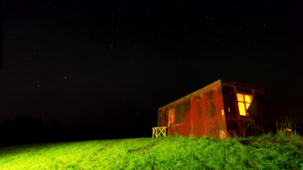 Noche-lapso con una choza y un cielo estrellado — Vídeos de Stock