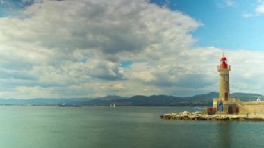 Deniz feneri ve hızlandırılmış liman girişinde