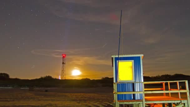 Cabaña de salvavidas en la playa por la noche, time-lapse — Vídeo de stock