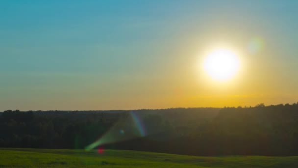 Pôr do sol sobre o lapso de tempo da floresta com panning — Vídeo de Stock